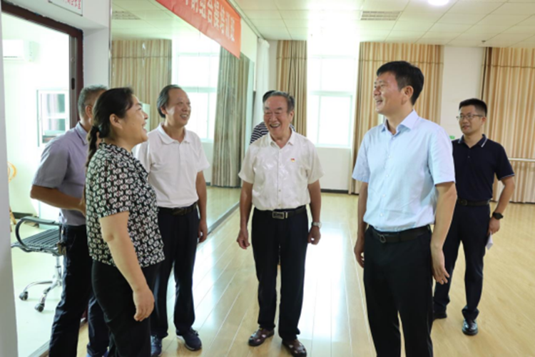 浮梁县委书记、县长重阳节前调研老龄工作