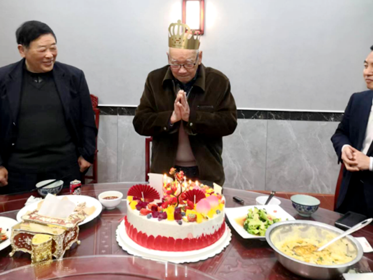 乐平市检察院老年体协为九十岁检察官过生日