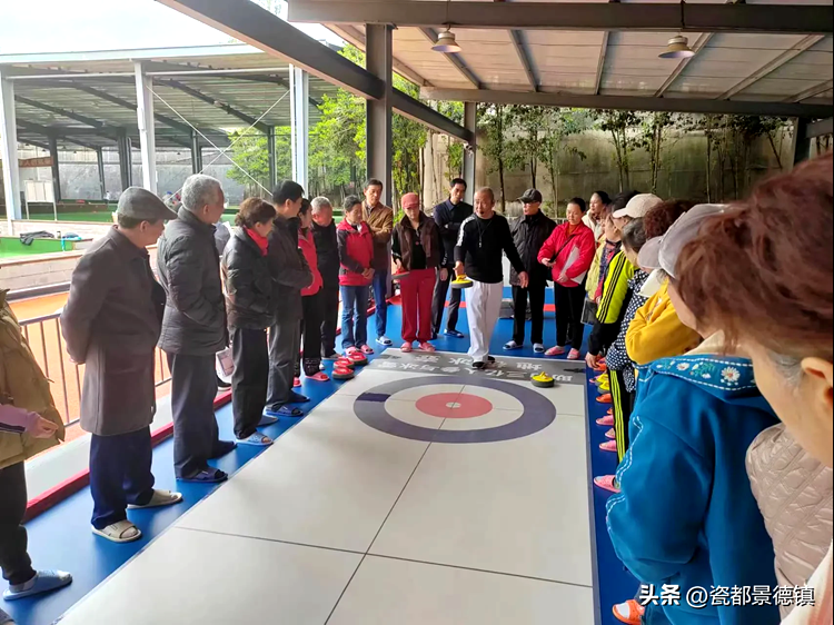 市老年体协举办陸地冰壶培训班