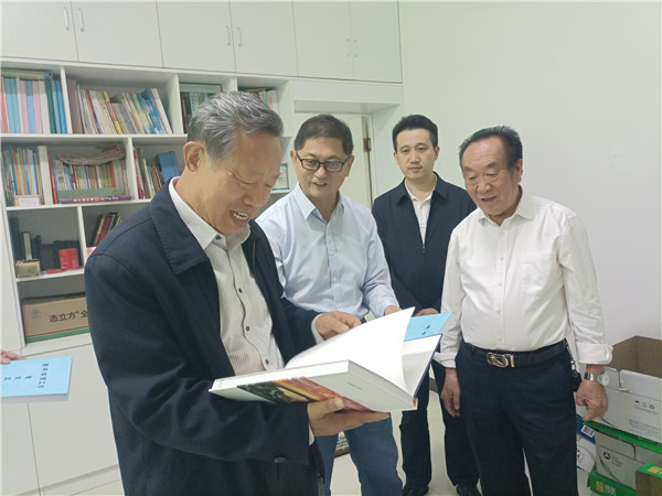 江西省老体协副主席王志国到浮梁县老年体协调研指导工作