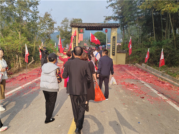重走红军路  奋进新征程——弘扬红军精神宣传团走进浮梁包家村开展红色教育