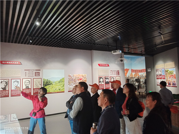 浮梁县教体局组织机关退休老党员干部开展红色教育主题活动