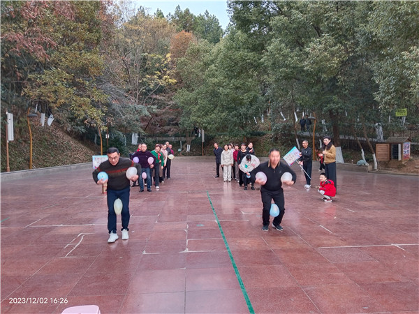 江西浮梁：举办社区运动会暨交谊舞协会趣味活动年会
