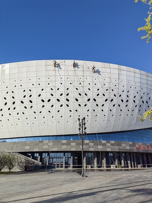 图配诗：给体育中心洗个澡